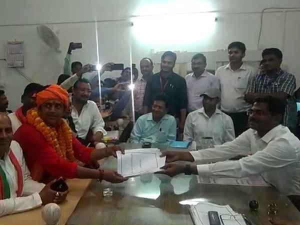 रवि किशन ने किया नामांकन