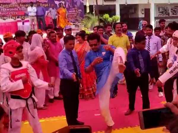 गोरखपुर में दिख रहा भोजपुरिया स्टाइल गोरखपुर में दिख रहा भोजपुरिया स्टाइल