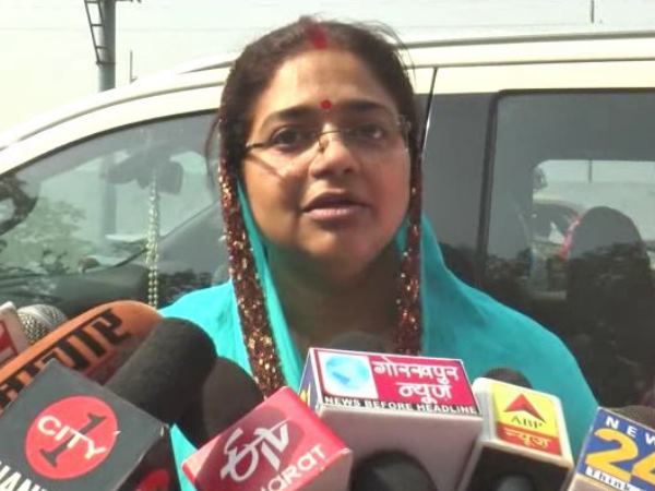 ravi kishan wife reached gorakhpur for elections campaign