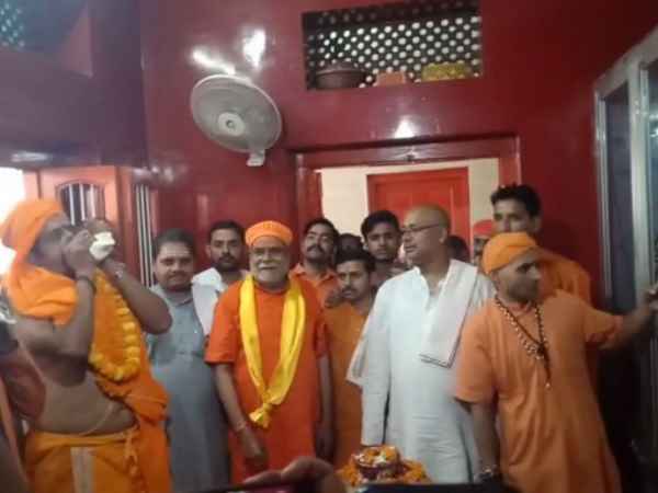 बाबा गोरखनाथ मंदिर में की पूजा