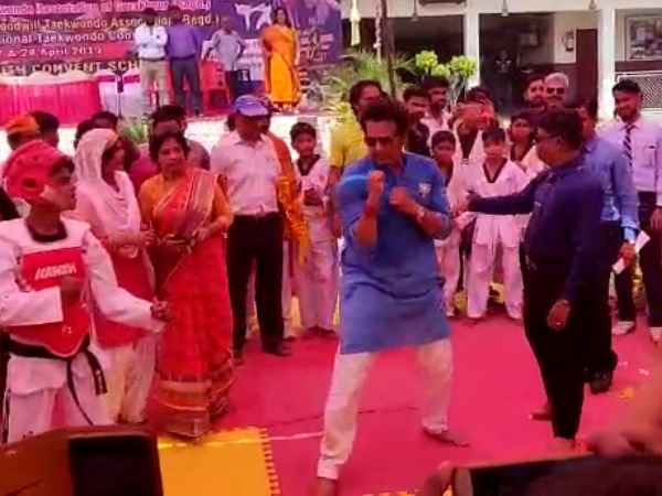 रवि किशन ने बच्चों को दिखाया स्टंट रवि किशन ने बच्चों को दिखाया स्टंट