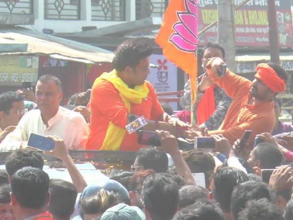 हर घर जाउंगा, हर दरवाजा खटखटाउंगा हर घर जाउंगा, हर दरवाजा खटखटाउंगा