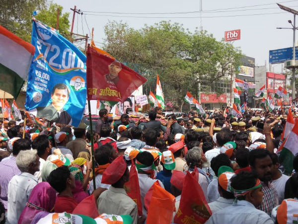 सोनिया गांधी के रोड शो में दिखे दो तरह के झंडे