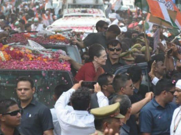 सोनिया ने नामाकंन से पहले रोड शो भी किया सोनिया ने नामाकंन से पहले रोड शो भी किया