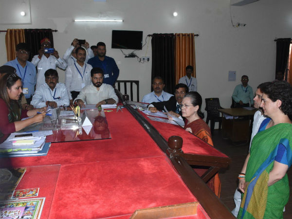 सोनिया ने किया नामांकन