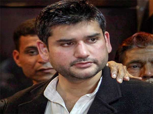 तौलिया, सफेद चादरें और कुछ कपड़े मिले जो धोए गए थे