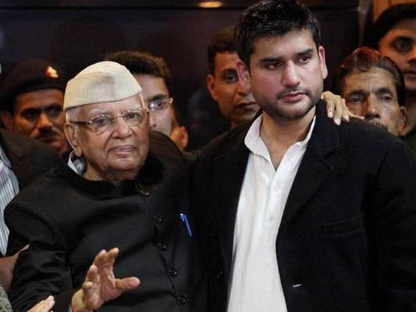 कमरे में मिले खून से सने टिशू पेपर