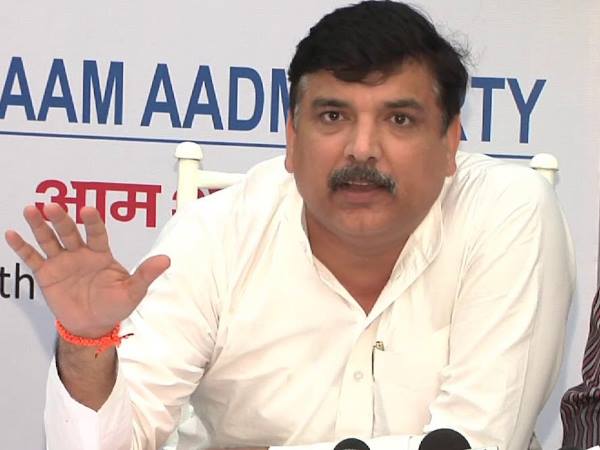 मोदी ने उड़ाई आचार संहिता धज्जियां