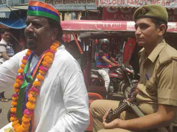 गनर को रिक्शे पर बैठाकर मांगे वोट गनर को रिक्शे पर बैठाकर मांगे वोट