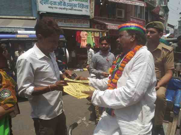 लोगों से किए बड़े-बड़े वादे लोगों से किए बड़े-बड़े वादे