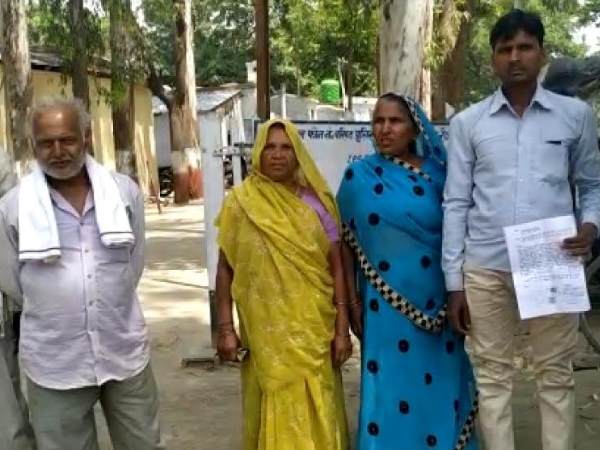 युवकों ने कहा- टाइम ज्यादा नहीं, जल्दी बनवा लो कार्ड