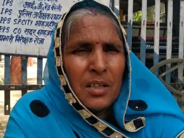 आधार कार्ड नंबर मशीन में डाल लगवाया अंगूठा