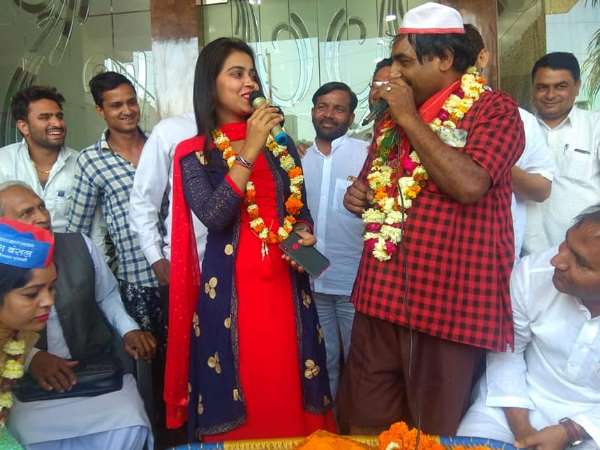 गाजियाबाद में वोट मांग रहे शेख चिल्ली