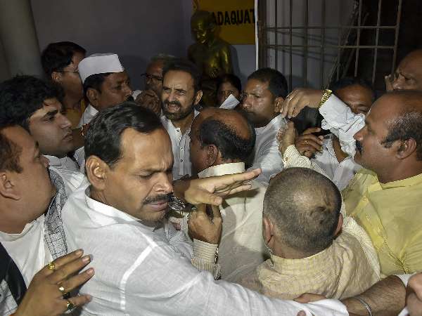 अब माफी मांग रहे शक्ति सिंह गोहिल अब माफी मांग रहे शक्ति सिंह गोहिल