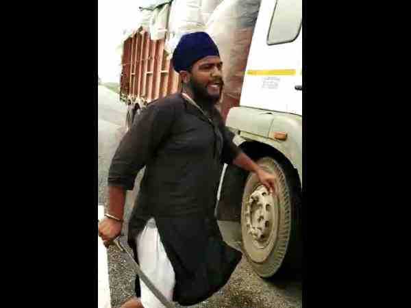 एक ने ट्रक से निकाल ली तलवार