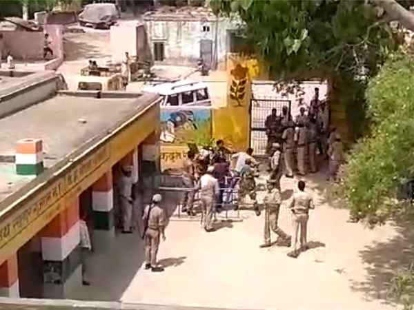 बिना पहचान पत्र के वोट डालने की कोशिश