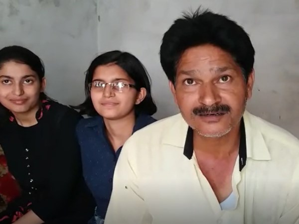 बस ड्राइवर हैं पिता