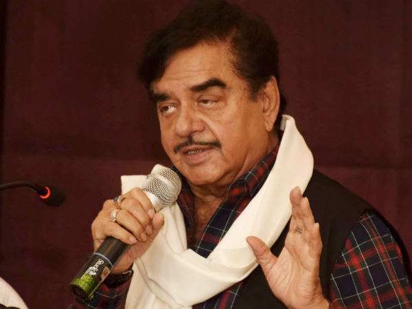 संसद से बाहर सरकार को जरूर घेरते रहे 