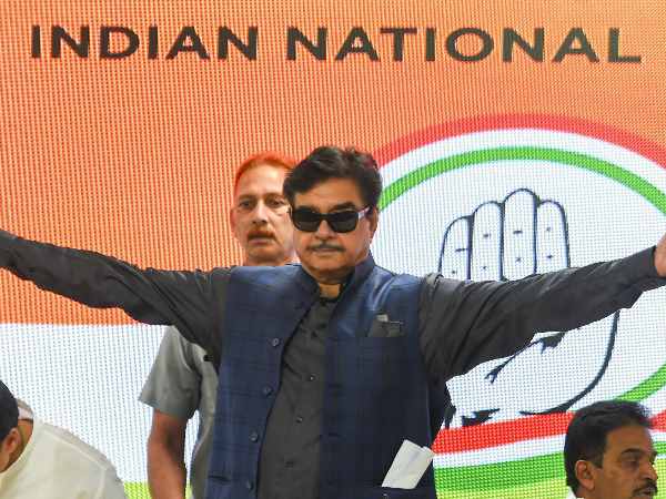 कांग्रेस में शामिल हुए शत्रुघ्न, कहा- भारी मन से बीजेपी छोड़ रहा हूं