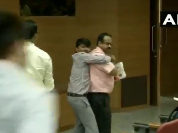 जूता फेंकने के आरोपी शख्स का नाम शक्ति भार्गव है