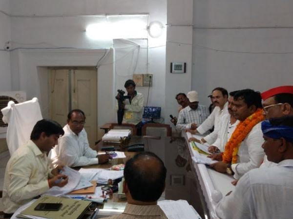 सपा के रामचरित्र निषाद सहित अब तक छह नामांकन