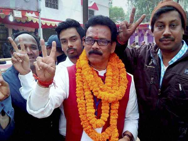 कांग्रेस प्रत्याशी सुखदेव भगत की पत्नी अनुपमा भगत राजनीति में सक्रिय हैं