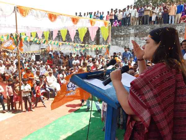 Menka Gandhi attacked on Mayawati on ticket distribution Menka Gandhi attacked on Mayawati on ticket distribution