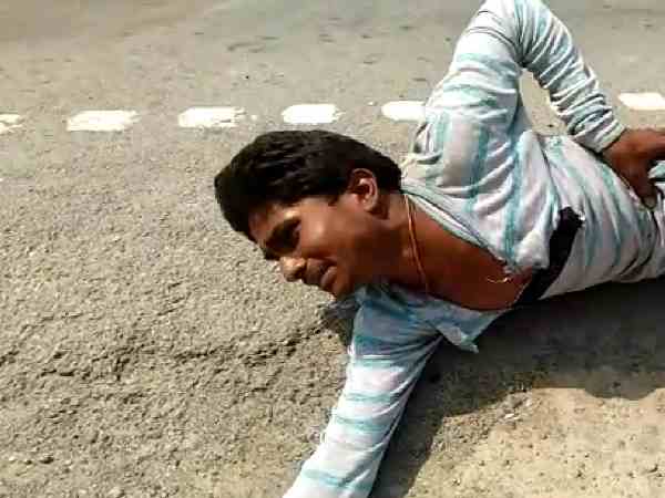 बदमाशों ने घेरकर मारा