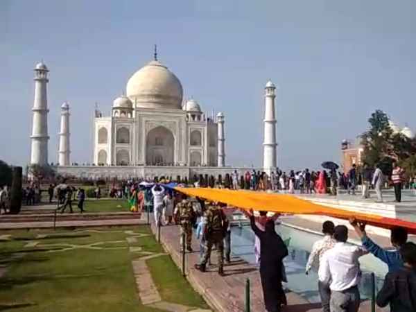 1221 मीटर लंबी चादर चढ़ाई