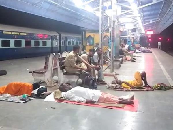 कोसींकला में चेक की गई ट्रेन