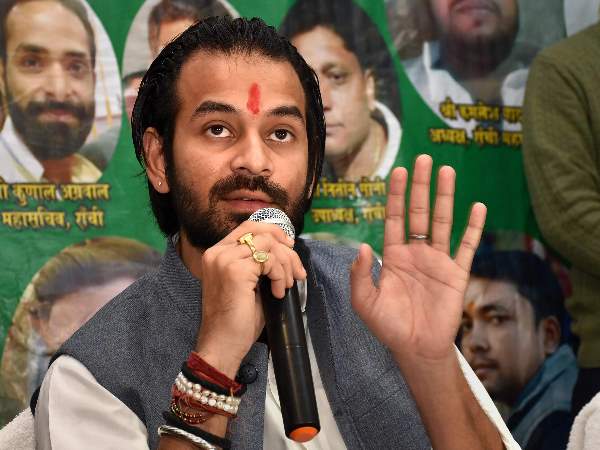 बचपन में तो मैं तेजस्वी को थप्पड़ भी मार देता था, लेकिन अब हालात दूसरे हैं बचपन में तो मैं तेजस्वी को थप्पड़ भी मार देता था, लेकिन अब हालात दूसरे हैं