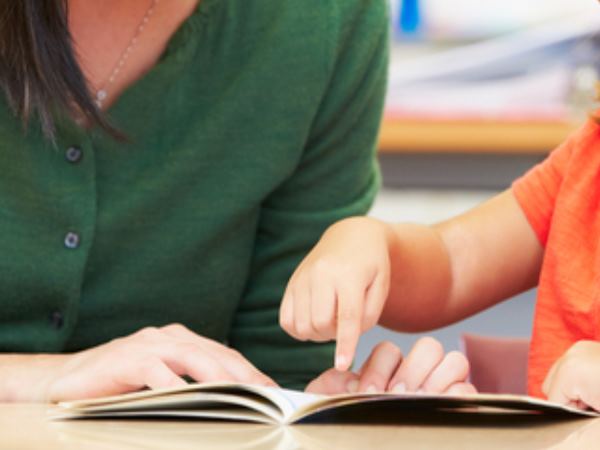 टेक्स्ट बुक में महिला को मिला खजाना टेक्स्ट बुक में महिला को मिला खजाना