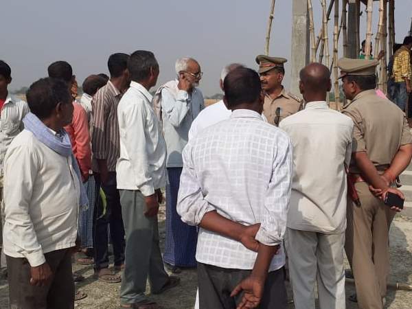 ग्राम सभा की जमीन पर है मूर्ति