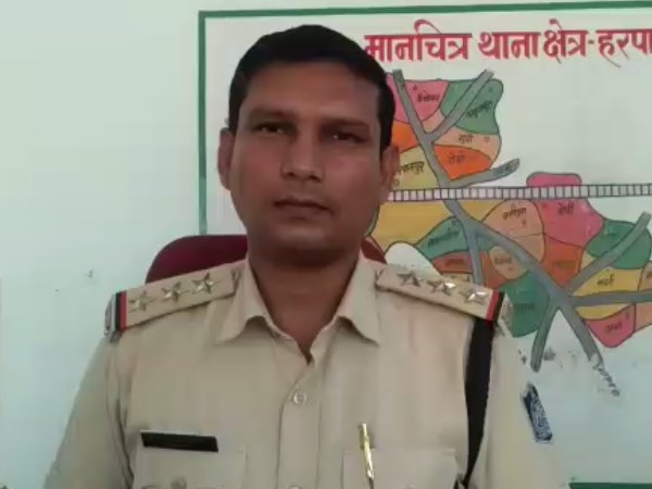 फ़ोन कर मिलने का दबाव का प्रयास करता रहा