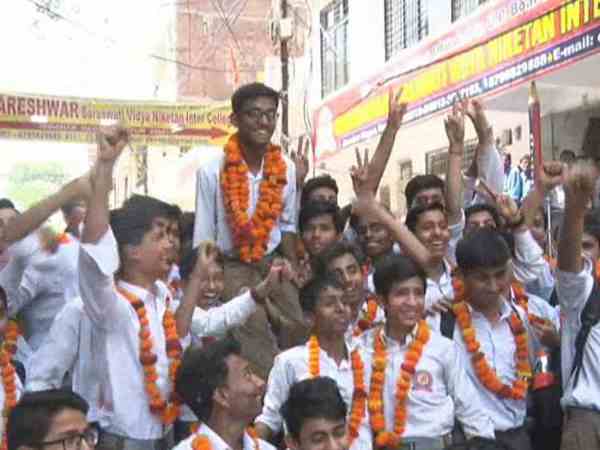 600 में 583 अंक हासिल किए