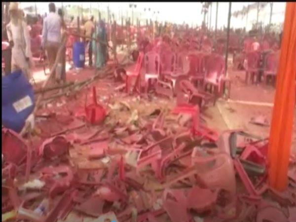 ऐसे टूटकर बिखर गईं ​कुर्सियां जैसे कोई आपदा आई हो