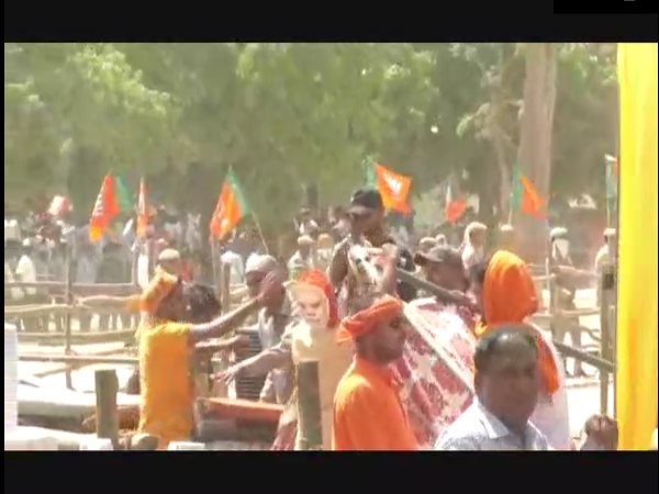 मोदी के पहुंचने से पहले गिरा पंडाल?