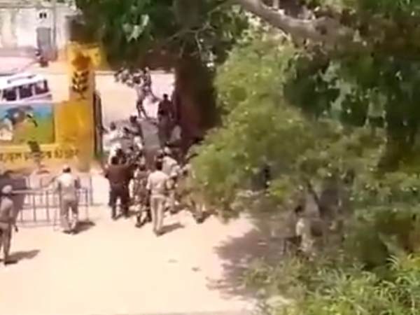 जवानों और ग्रामीणों में झड़प