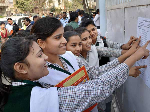 बाराबंकी के लक्ष्मीबाई इंटर कॉलेज की दो छात्राएं शीर्ष चार में शामिल 