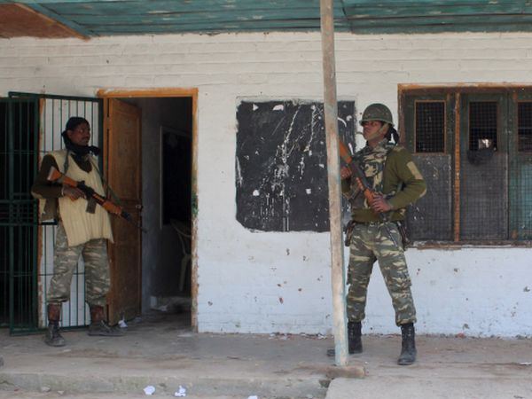 इन पोलिंग बूथों पर नहीं पहुंचा एक भी उम्मीदवार इन पोलिंग बूथों पर नहीं पहुंचा एक भी उम्मीदवार