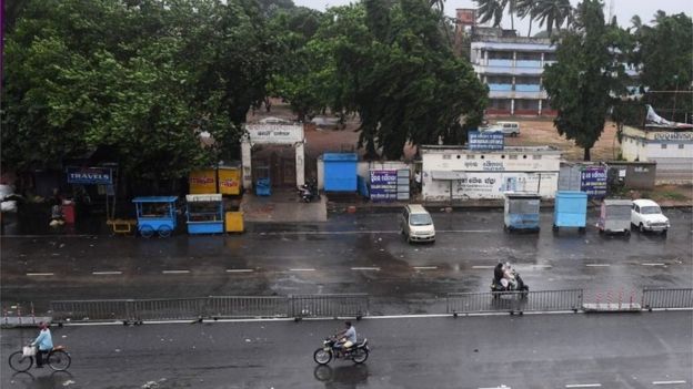 तूफ़ान की वजह से सड़कों पर सन्नाटा