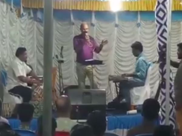 गाने गाते हुए अचानक गिरे और हो गई मौत