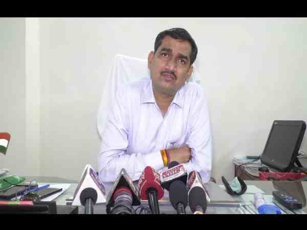 people saving money duped by SBI officer