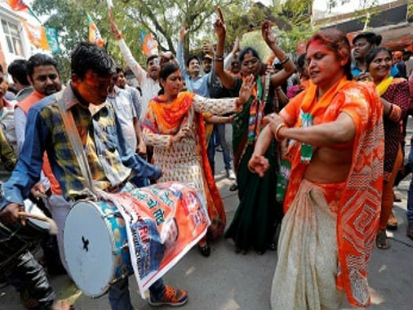 भाजपा कार्यकर्ताओं का जश्न भाजपा कार्यकर्ताओं का जश्न