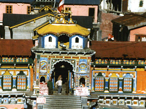 भक्तों के लिए खुले बदरीनाथ मंदिर के कपाट