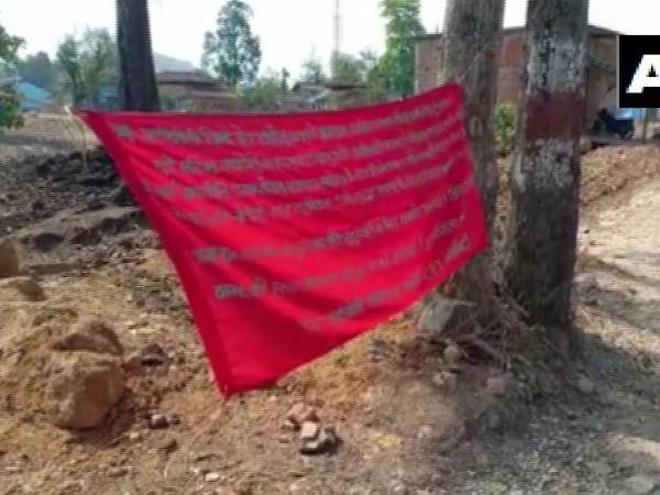 बैनर लगाकर नक्सलियों ने दी धमकी