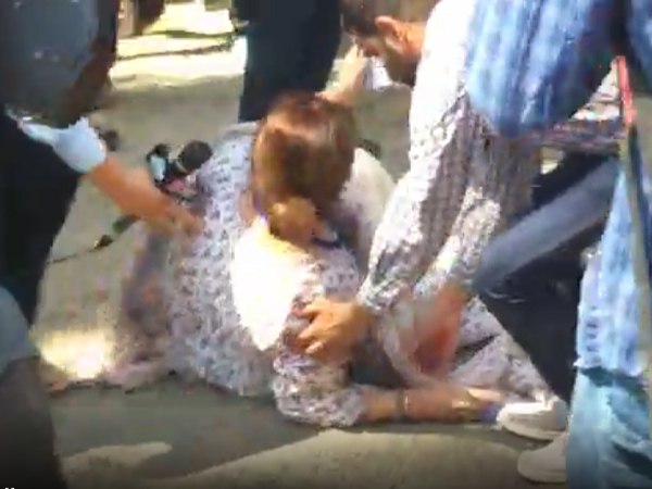 वोट डालने पहुंची किरण खेर फिसलकर गिरी वोट डालने पहुंची किरण खेर फिसलकर गिरी