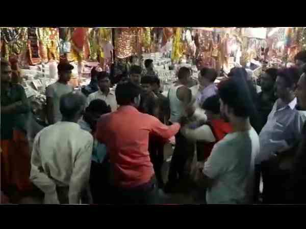 लड़की को दुकान पर छेड़ा