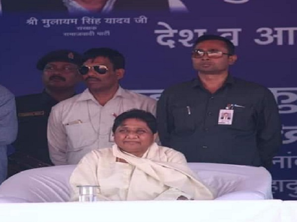 आजमगढ़ से अखिलेश यादव 14 हजार मतों से आगे