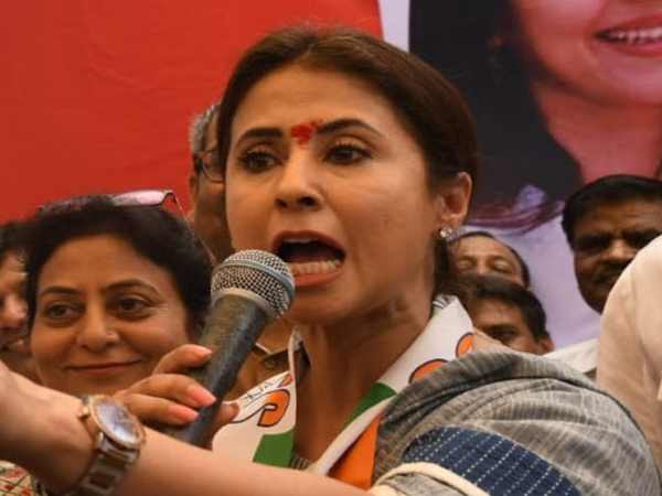 उर्मिला ने पूछा- क्या मैं एक हारी हुई इंसान जैसी लग रही हूं? उर्मिला ने पूछा- क्या मैं एक हारी हुई इंसान जैसी लग रही हूं?